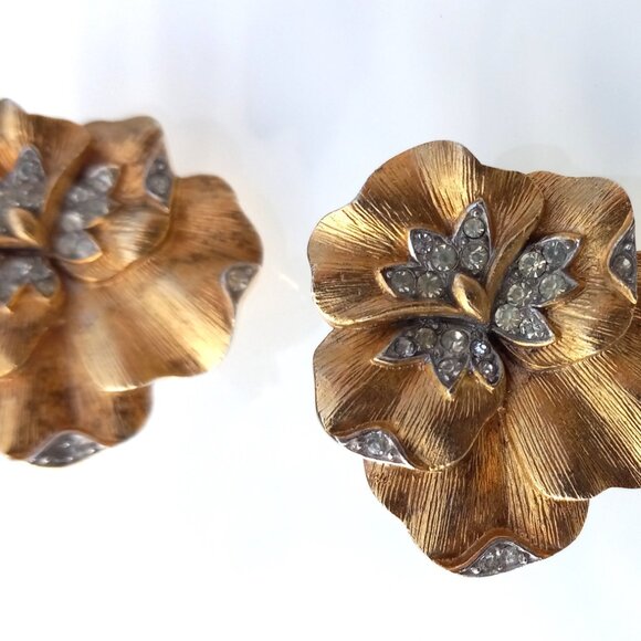 Crown Trifari Pansy Earrings, Clip on Gold, Plated, Rhinestone Crystals, Vintage - Picture 4 of 14